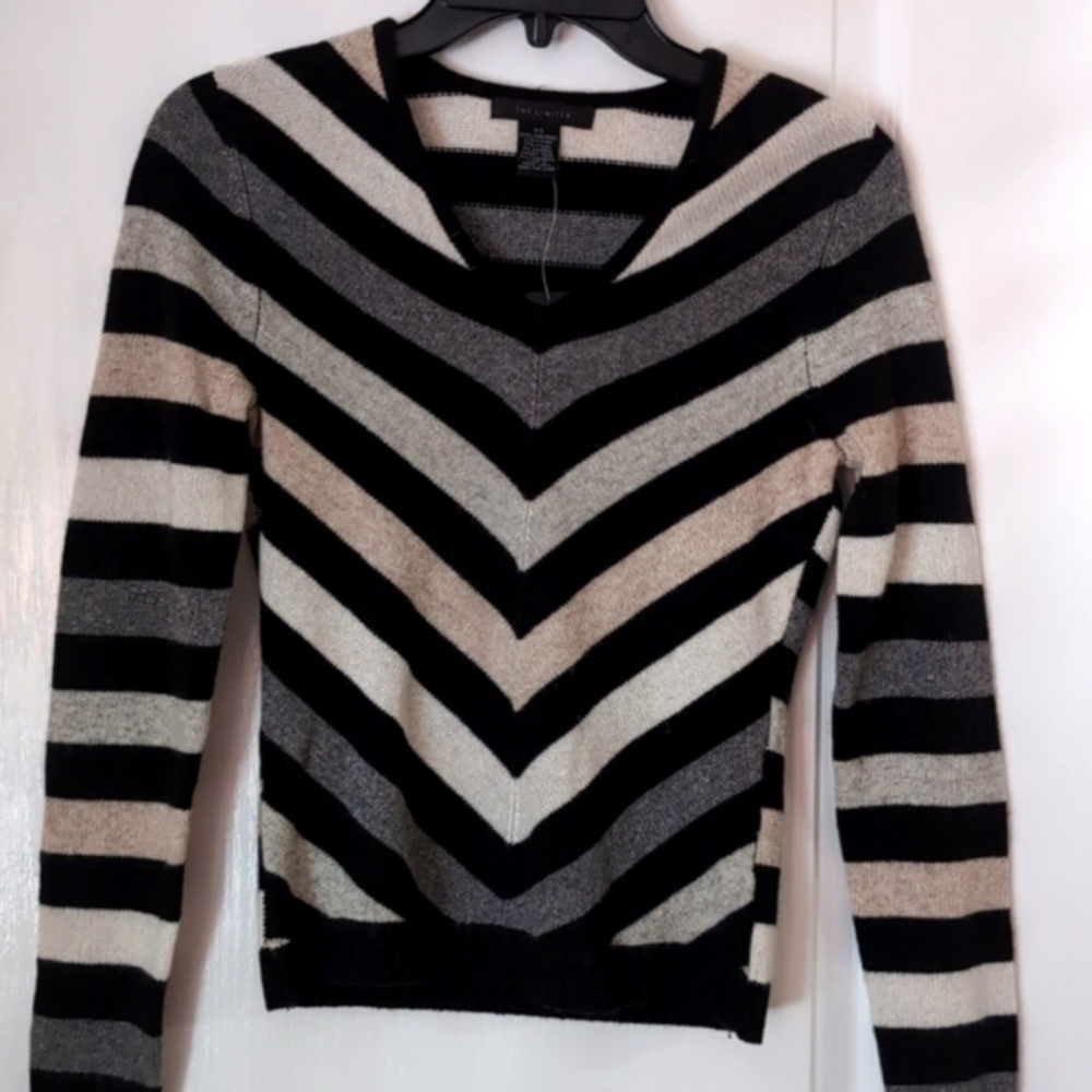 *The Limited* Lambswool, Angora & Cashmere Blend V-Neck Sweater. Size XS…